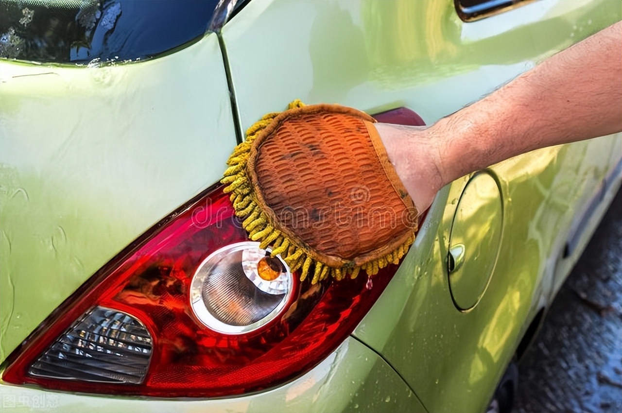 女子车子停了半月没开，都长了毛 车上干了啥？