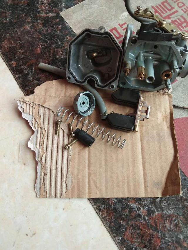 化油器富油怎么调节，化油器油量过大怎么调