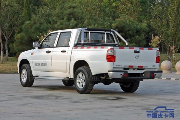 日产皮卡尾灯怎么安装，东风日产皮卡后尾灯拆装