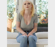 欧美童颜巨兔《Carrie Sage》剧情佳作