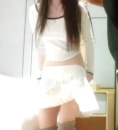 极品软妹在门口过道不可描述