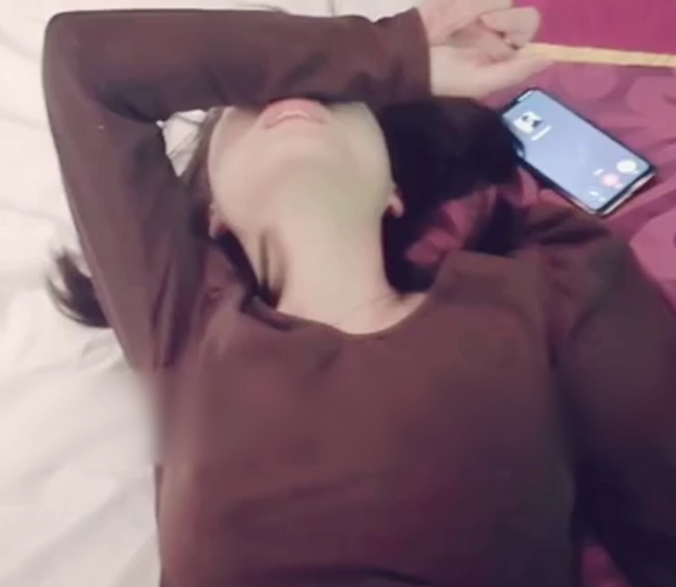 绿帽妻,边打电话边输出