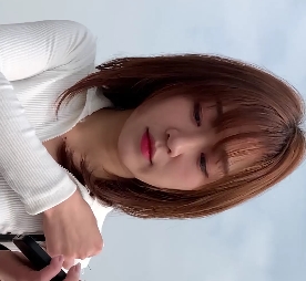 红色紧身短裤美女户外私拍