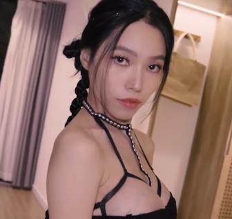 时尚黑裙美女自拍视频24分钟，模特故事揭秘