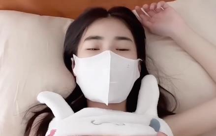 锅锅酱2V-789M自拍出品，身材精选，观看无保护爆C进入用嘴口罩