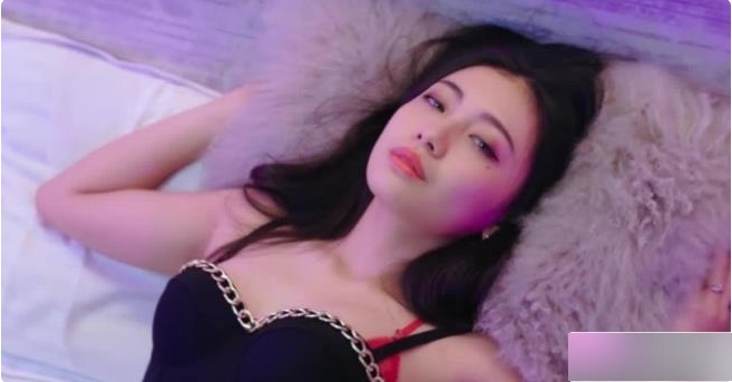 夏暮光:性感女人味红苹果小姐姐