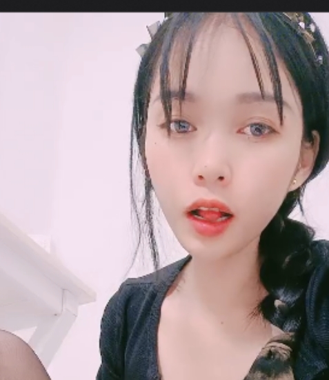 御姐老板娘的炮击互动,看点十足,手指弄净某处