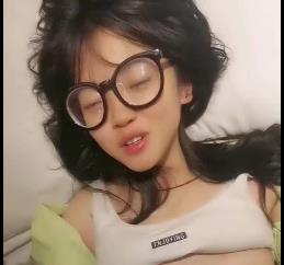 眼镜控必看！反差婊女主自拍正片短视频露脸资源，绝对让你眼前一亮！