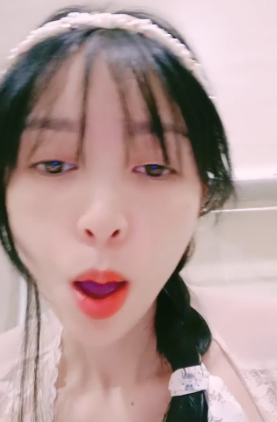 御姐老板娘的炮击互动,看点十足,手指弄净某处