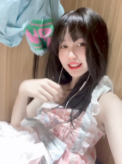 小雪：反差婊比心陪玩视频资源合集，25个视频总大小9.8G百度盘zip下载