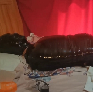 山东女王紫露凝萱合集下载：绑住男的牛志，35.7G视频欣赏