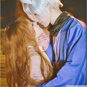 《高颜值COSER元气少女花狸追：青纯校园风与性感路线的完美结合》