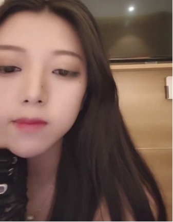 高颜值女神主播《球迷的奶球》最新表演1V未知，精彩纷呈